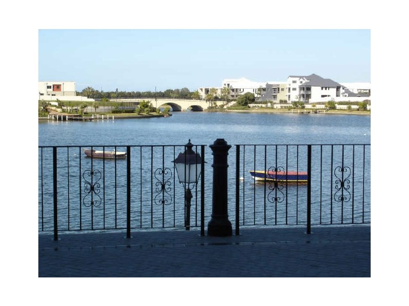 24/3030 The Boulevard “Emerald Lakes”, Carrara QLD 4211