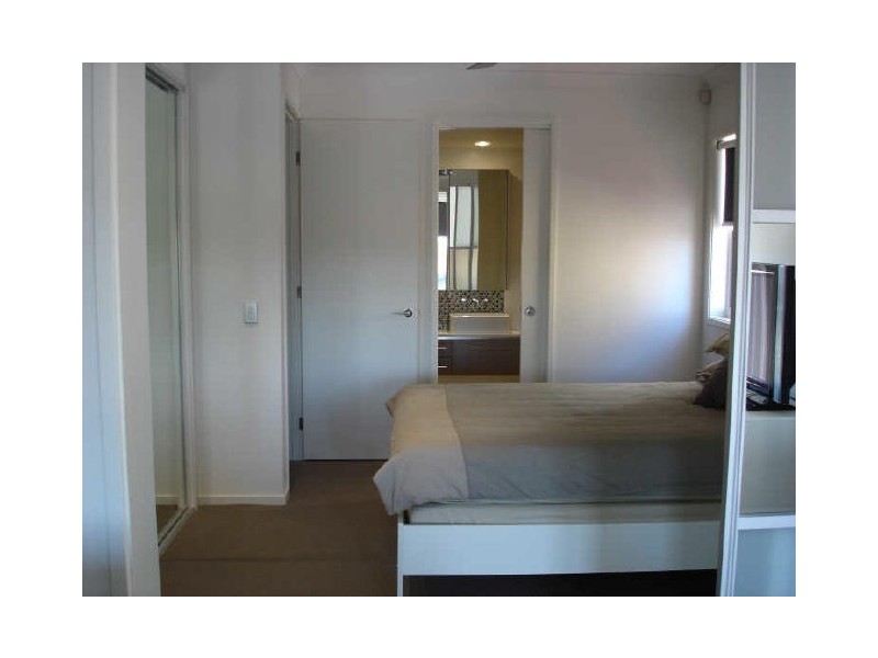 24/3030 The Boulevard “Emerald Lakes”, Carrara QLD 4211