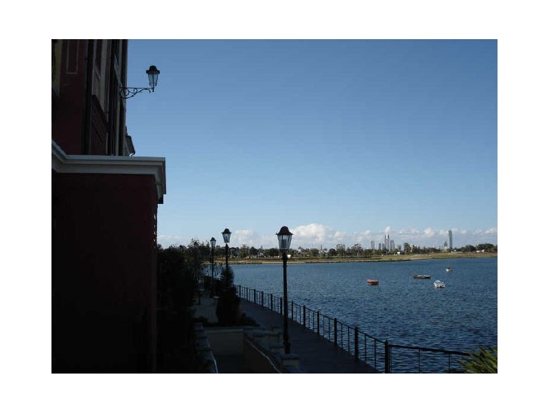 24/3030 The Boulevard “Emerald Lakes”, Carrara QLD 4211