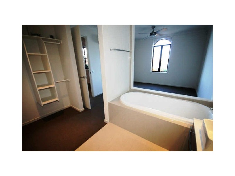 38/3030 The Boulevard “Emerald Lakes”, Carrara QLD 4211