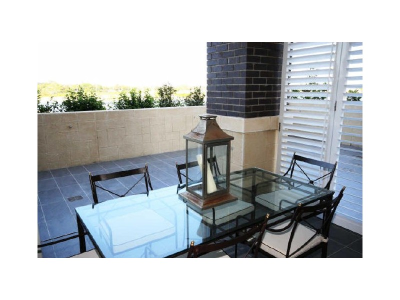 4009/3030 Town Centre Drive “Emerald Lakes”, Carrara QLD 4211