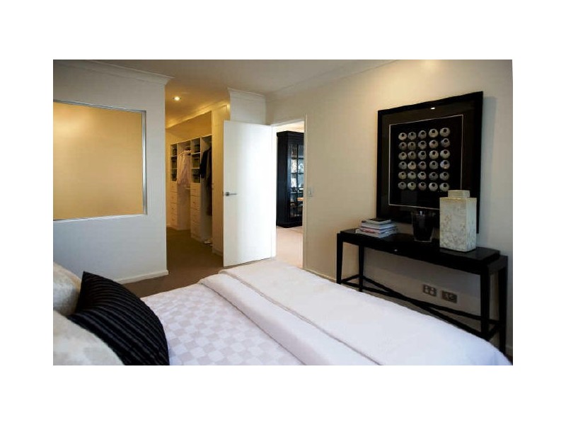 4009/3030 Town Centre Drive “Emerald Lakes”, Carrara QLD 4211