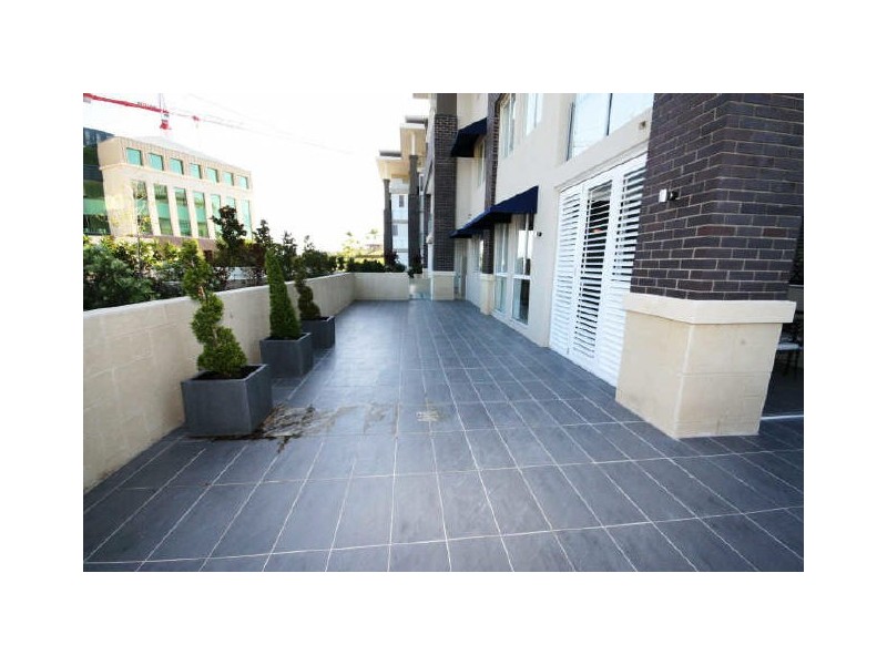 4009/3030 Town Centre Drive “Emerald Lakes”, Carrara QLD 4211