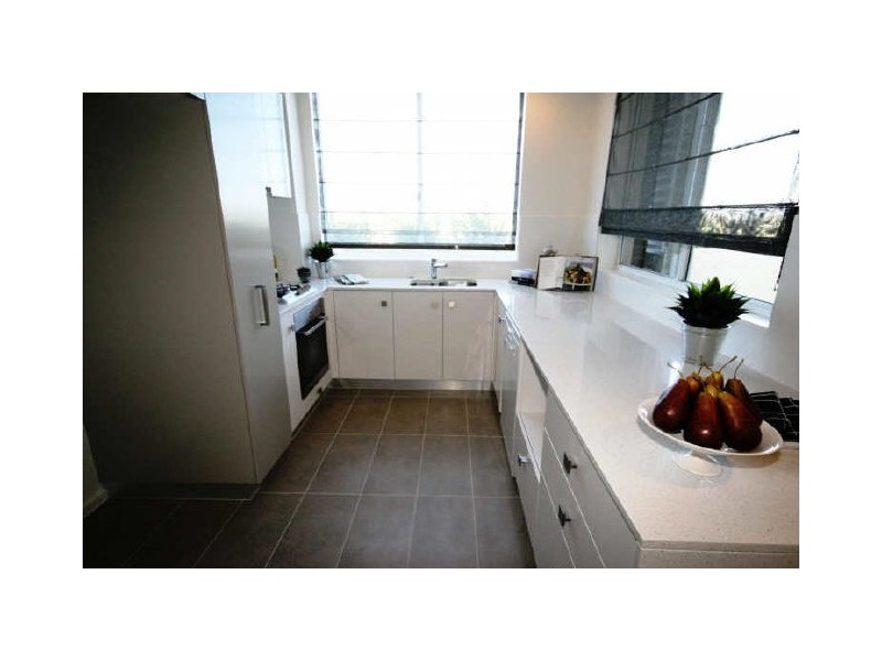 4009/3030 Town Centre Drive “Emerald Lakes”, Carrara QLD 4211