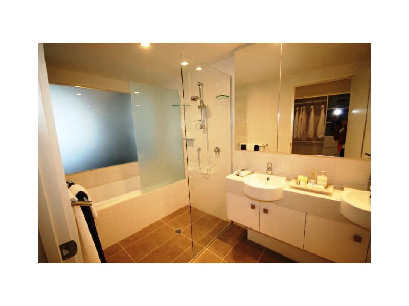 4009/3030 Town Centre Drive “Emerald Lakes”, Carrara QLD 4211