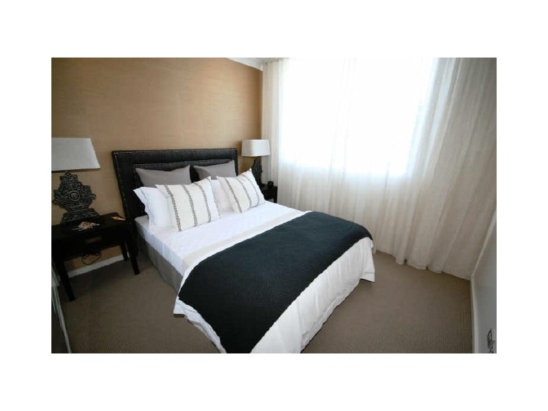 4009/3030 Town Centre Drive “Emerald Lakes”, Carrara QLD 4211