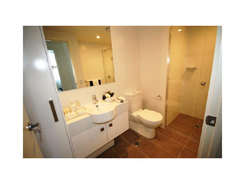 4009/3030 Town Centre Drive “Emerald Lakes”, Carrara QLD 4211