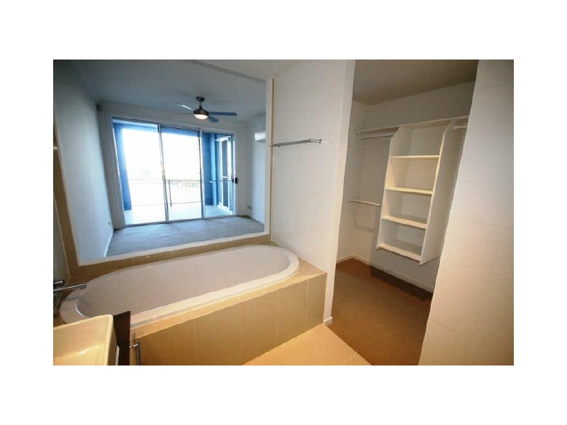 22/3030 The Boulevard “Emerald Lakes”, Carrara QLD 4211