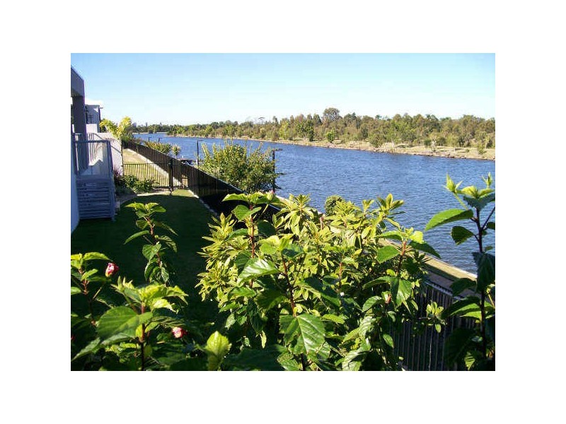 5016 Emerald Islands Drive, Carrara QLD 4211