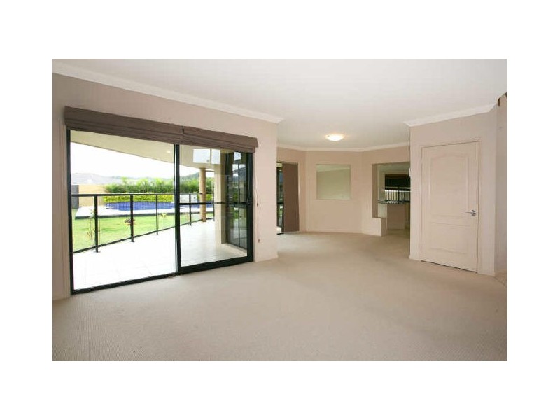 8 Blackheath Terrace, Pacific Pines QLD 4211