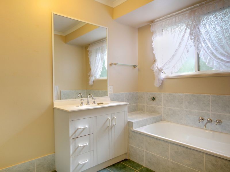 27 Crusader Way, Nerang QLD 4211