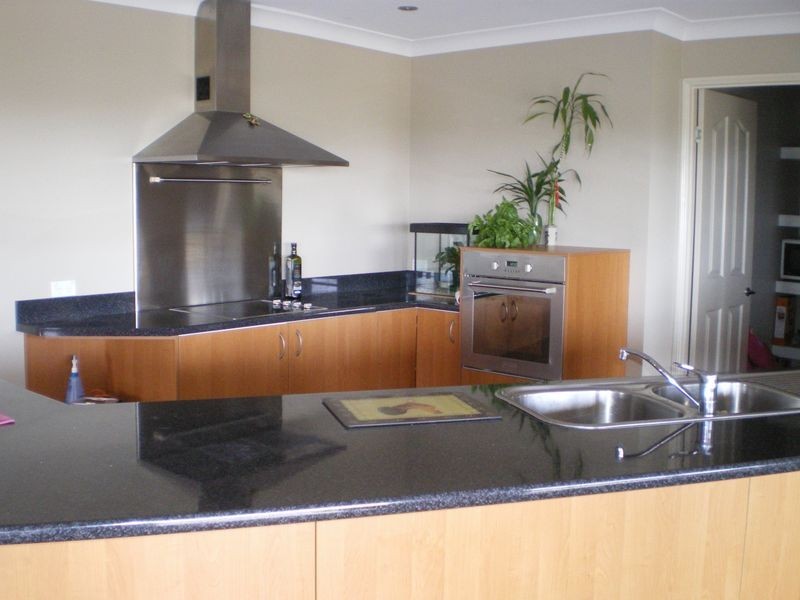 8 Nightingale Court, Highland Park QLD 4211