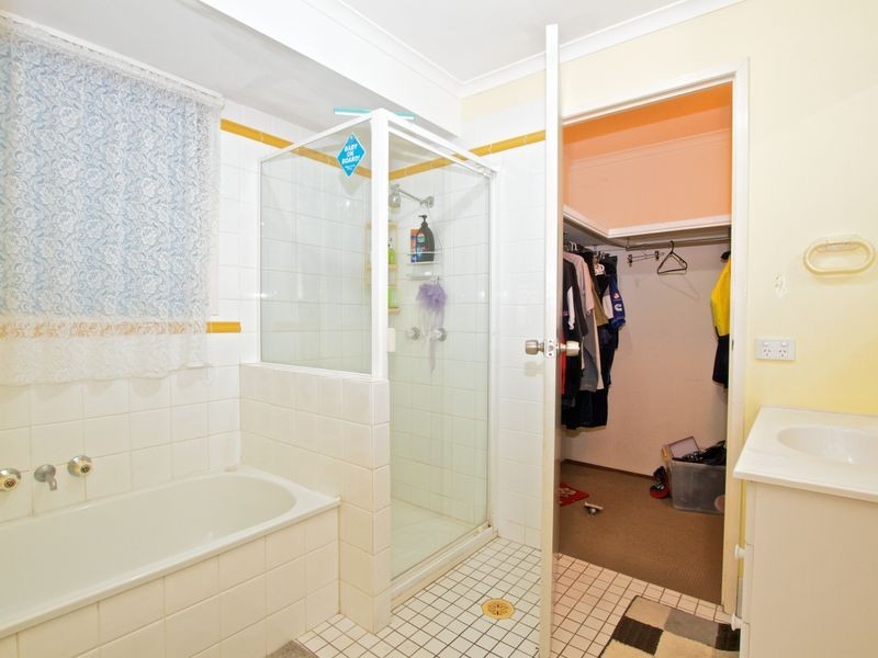 2 Issell Place, Highland Park QLD 4211