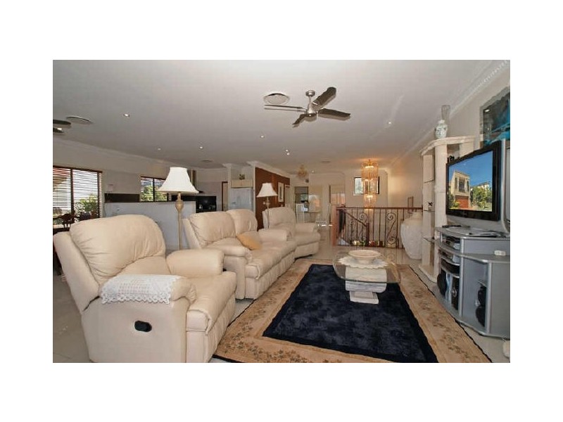 5B Rivage Place, Highland Park QLD 4211