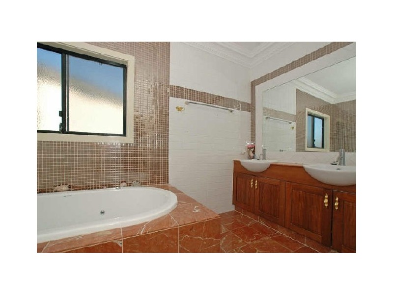5B Rivage Place, Highland Park QLD 4211