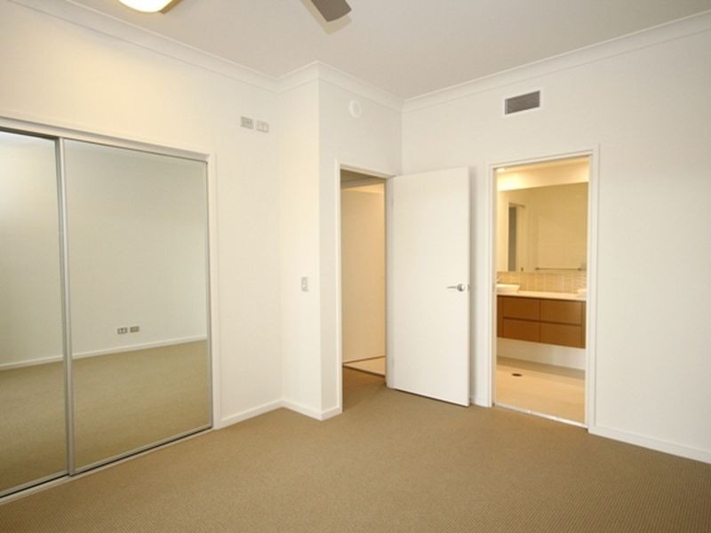 3023 The Boulevard Emerald Lakes, Carrara QLD 4211