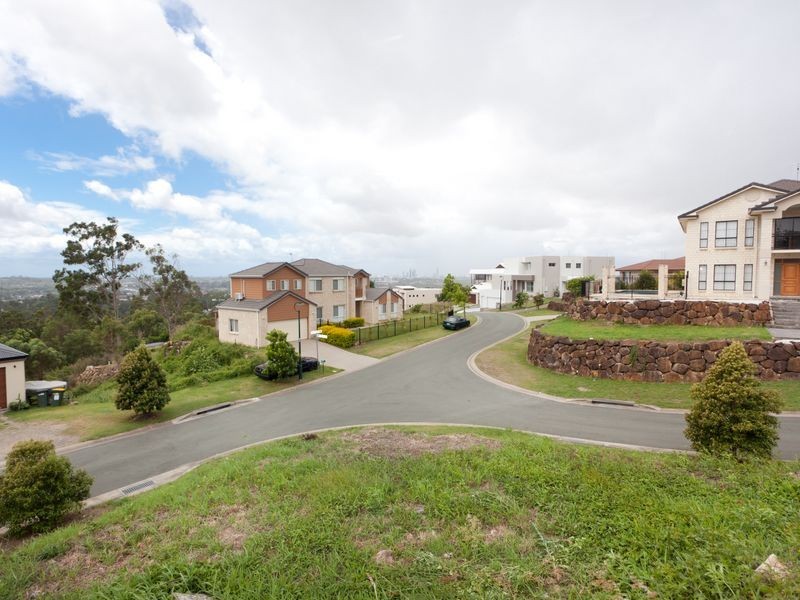 38 Tara Vista Boulevard, Highland Park QLD 4211