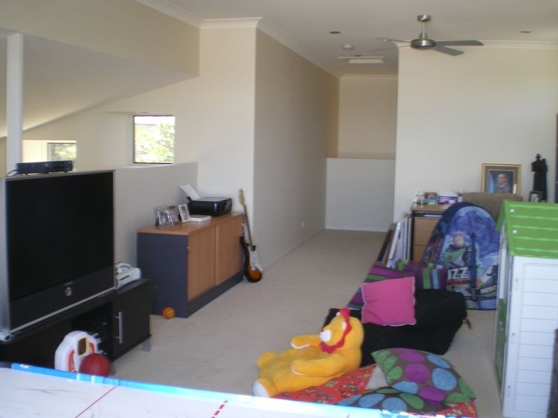 9 Chevron Rise, Highland Park QLD 4211