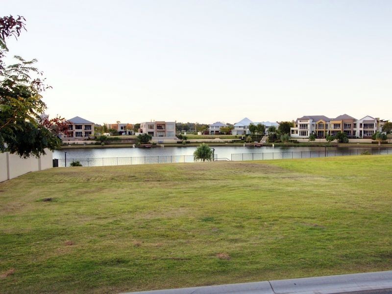 5027 Emerald Islands Drive, Carrara QLD 4211