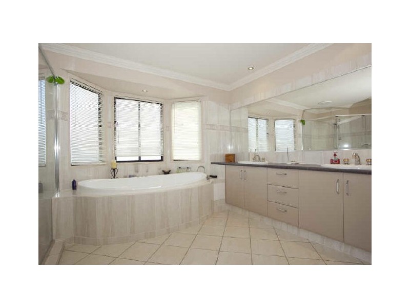 8 Blackheath Terrace, Pacific Pines QLD 4211