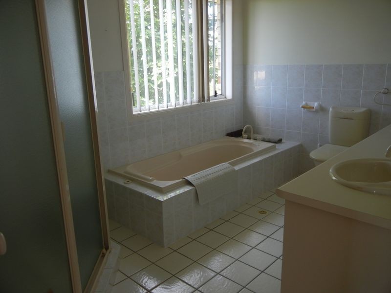 4 Nottingham Place, Highland Park QLD 4211