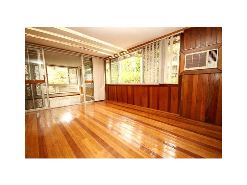 8 Knight Crescent, Nerang QLD 4211