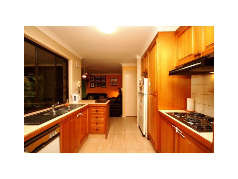 6 Leesa Court, Highland Park QLD 4211