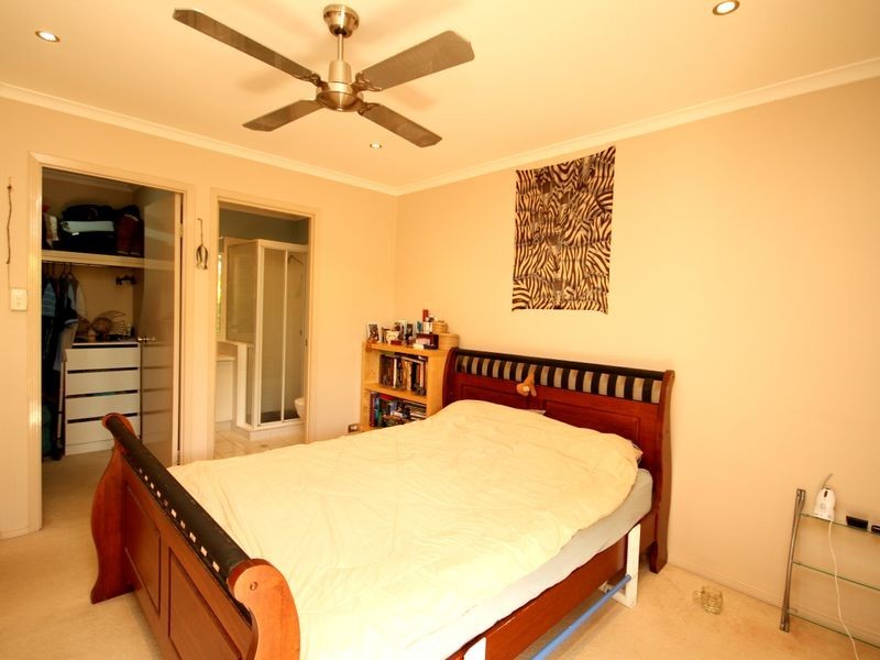 2/102 Alexander Drive, Highland Park QLD 4211