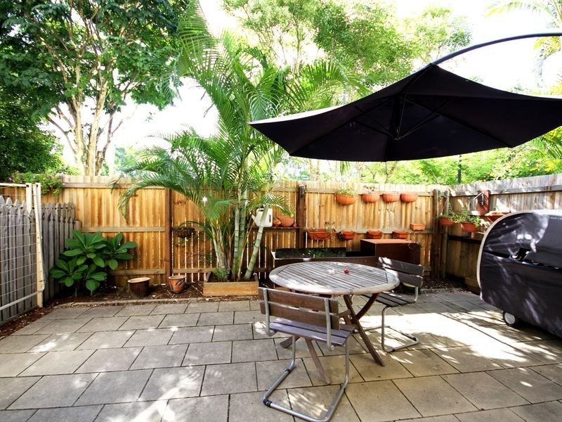 2/102 Alexander Drive, Highland Park QLD 4211