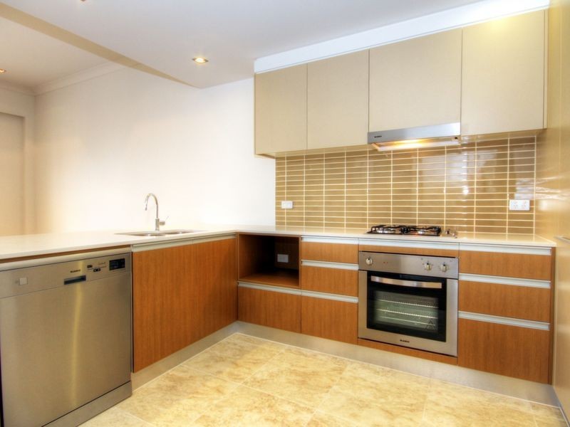 2043 The Boulevard Emerald Lakes, Carrara QLD 4211