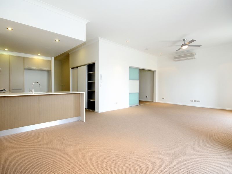 2043 The Boulevard Emerald Lakes, Carrara QLD 4211