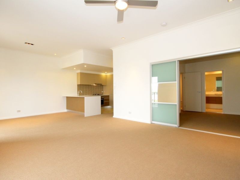 2043 The Boulevard Emerald Lakes, Carrara QLD 4211