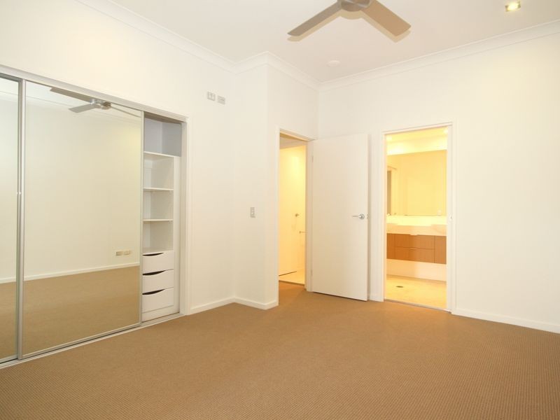 2043 The Boulevard Emerald Lakes, Carrara QLD 4211