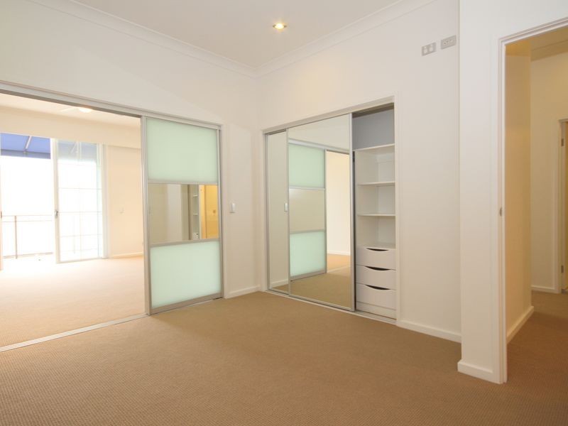 2043 The Boulevard Emerald Lakes, Carrara QLD 4211