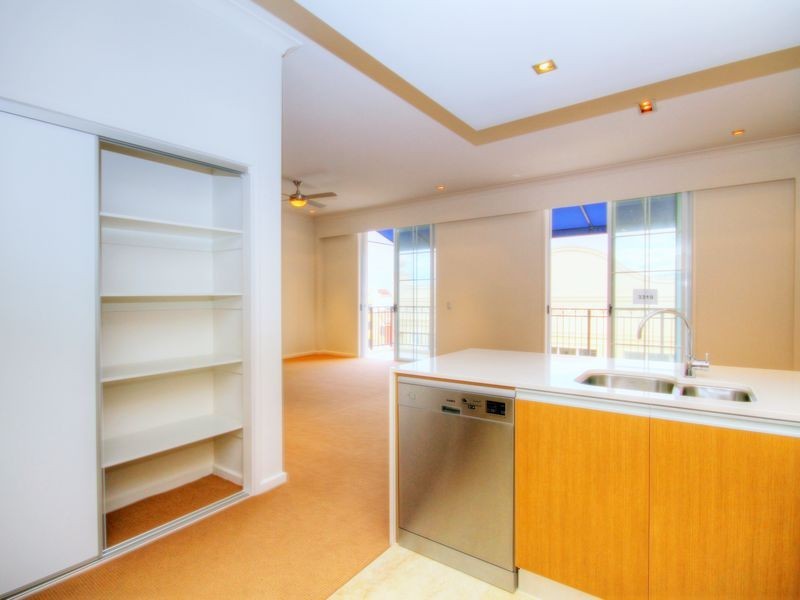 2043 The Boulevard Emerald Lakes, Carrara QLD 4211