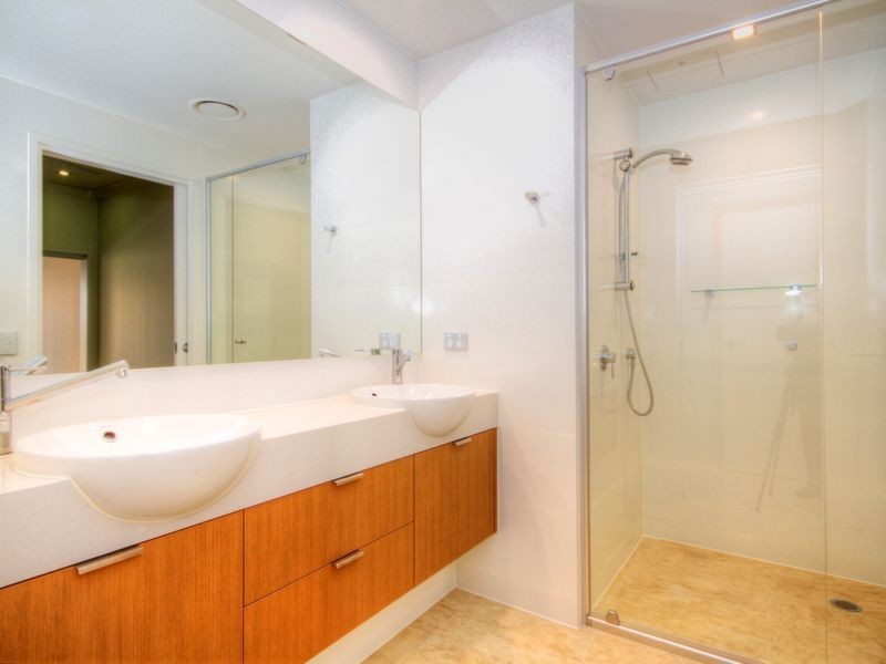 2043 The Boulevard Emerald Lakes, Carrara QLD 4211