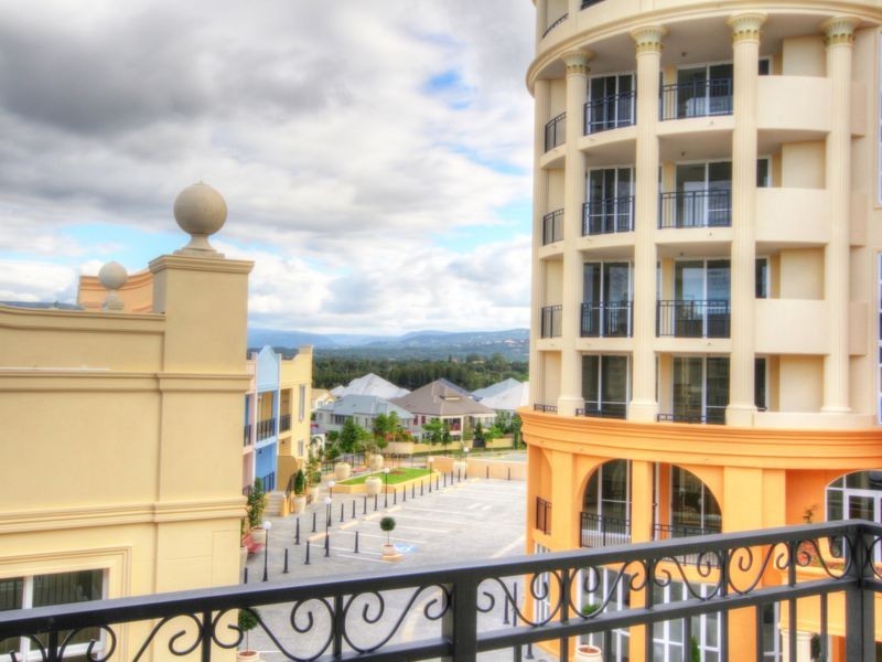 2043 The Boulevard Emerald Lakes, Carrara QLD 4211