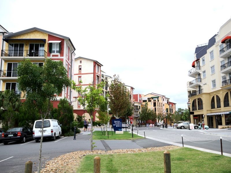 2043 The Boulevard Emerald Lakes, Carrara QLD 4211