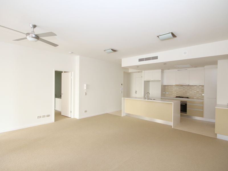 3024 The Boulevard Emerald Lakes, Carrara QLD 4211