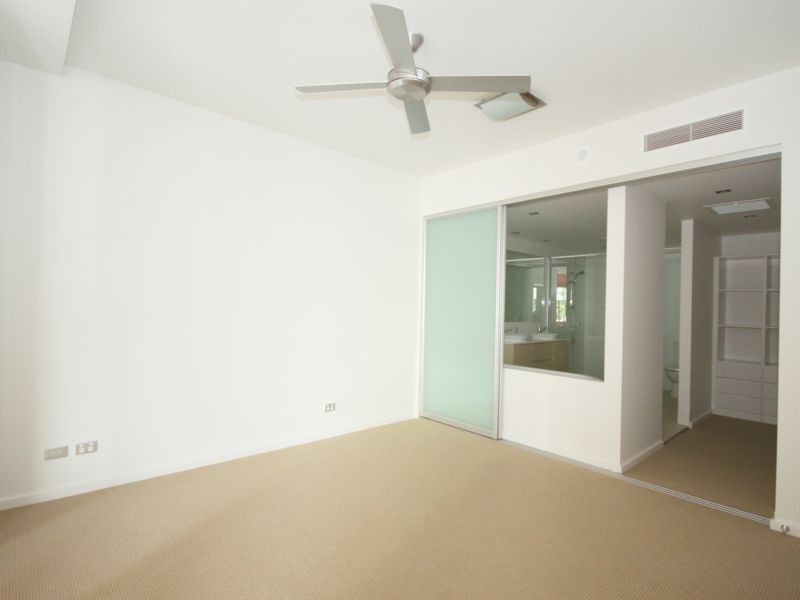 3024 The Boulevard Emerald Lakes, Carrara QLD 4211