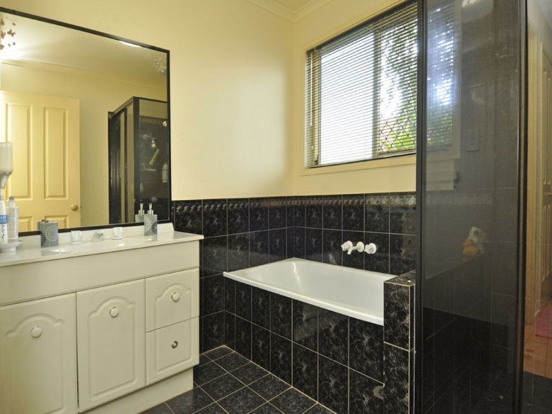 2 Bonin Close, Pacific Pines QLD 4211