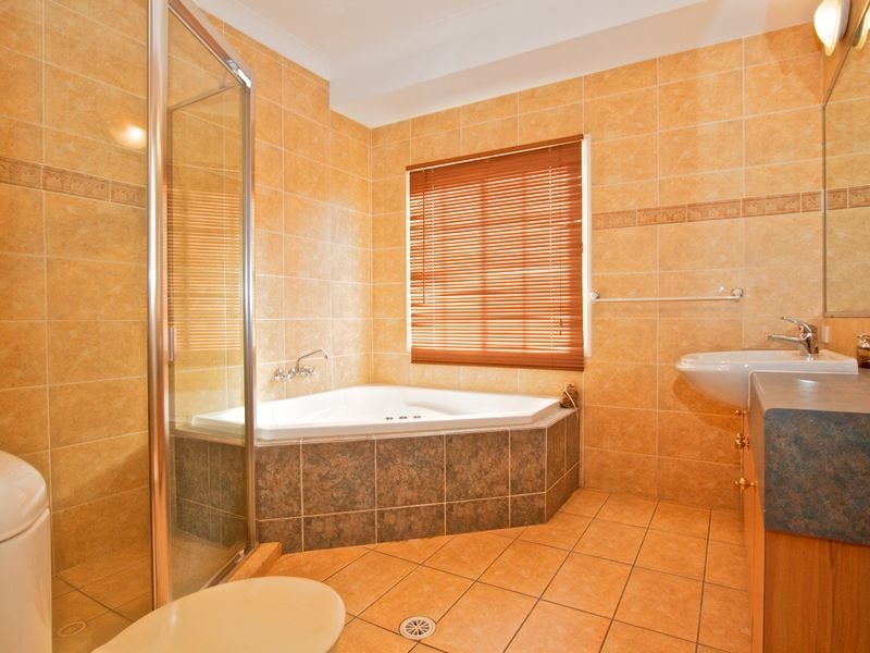 2 Ramada Place, Highland Park QLD 4211
