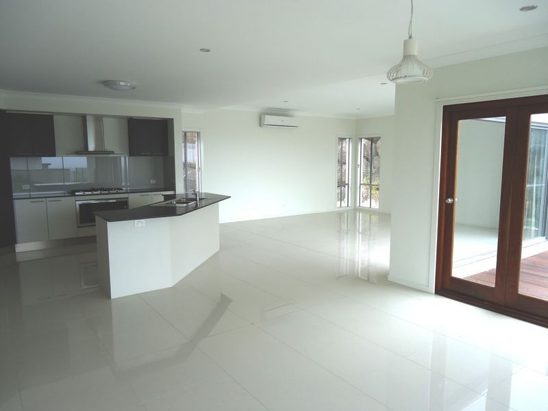 18 Chevron Rise, Highland Park QLD 4211