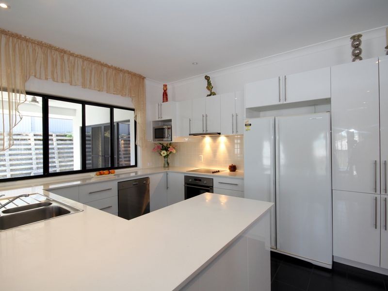 9 Hellman Street, Molendinar QLD 4214