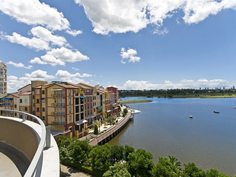 1-24 ‘Quay Views’ Emerald Lakes Drive, Carrara QLD 4211