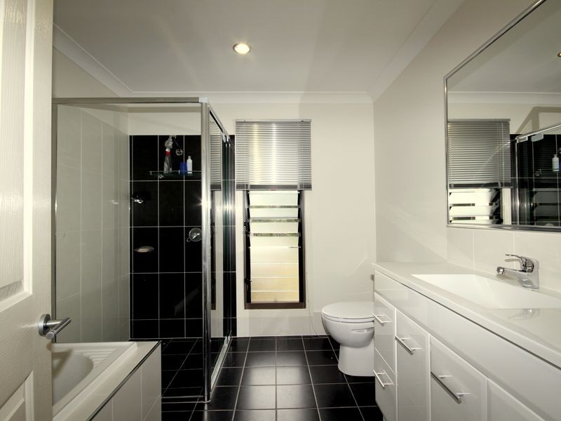 2/17 The Locale, Nerang QLD 4211