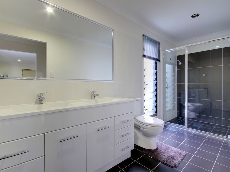 2/17 The Locale, Nerang QLD 4211