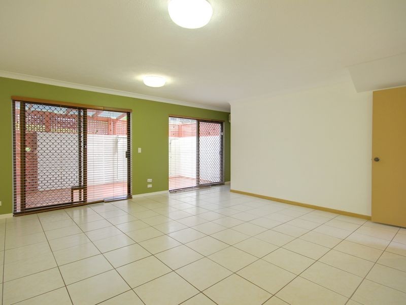 9/1A Mcleod Street, Highland Park QLD 4211