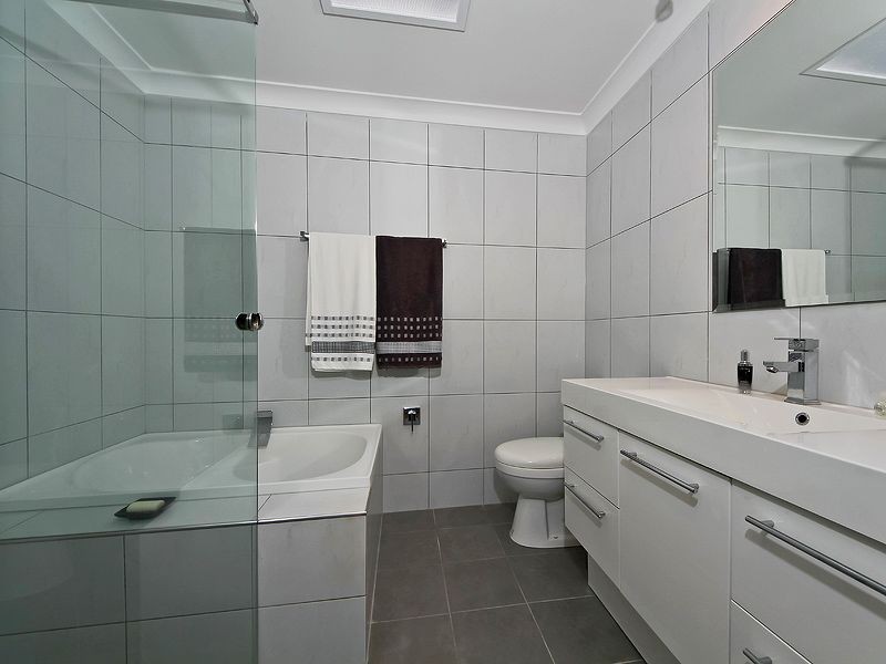 4 Dunhill Court, Carrara QLD 4211