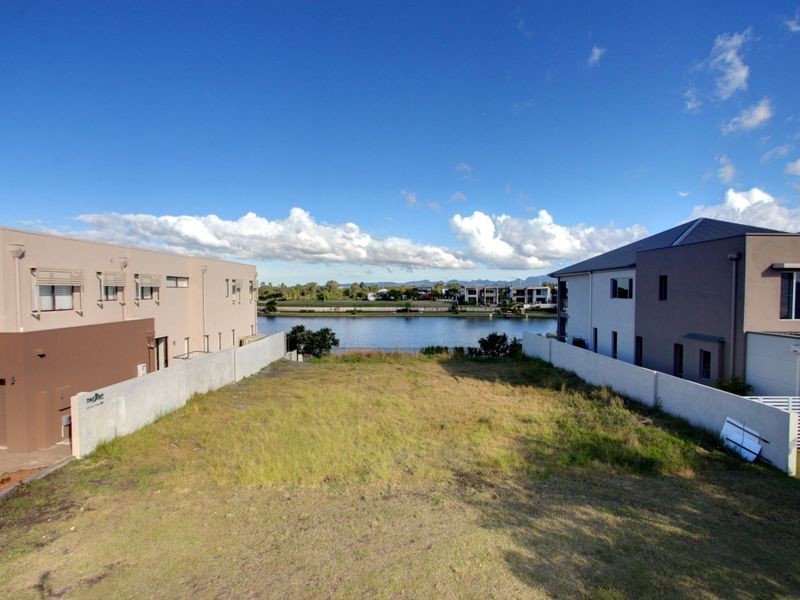 5050 Emerald Islands Drive, Carrara QLD 4211